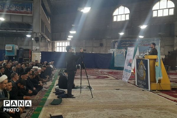 حضور پرشور فرهنگیان و دانش‌آموزان در مصلی نسیم شهر