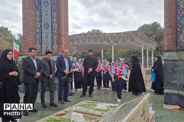 غبارروبی و عطرافشانی گلزار شهدای قرچک به مناسبت آخرین روز هفته تربیت‌بدنی 