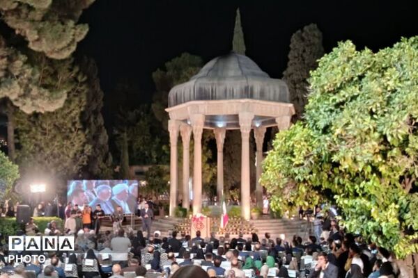 طنین عشق و شعر در آرامگاه حافظ