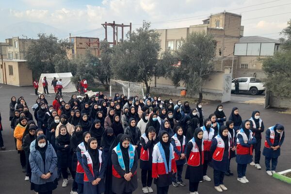 برنامه متمرکز مانور زلزله و ایمنی در دبیرستان فاطمیه شهر آببر
