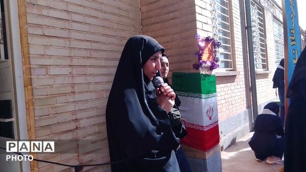 جشن میلاد حضرت زینب (س) و روز پرستار در دبیرستان دخترانه عزت طلایی نیشابور 