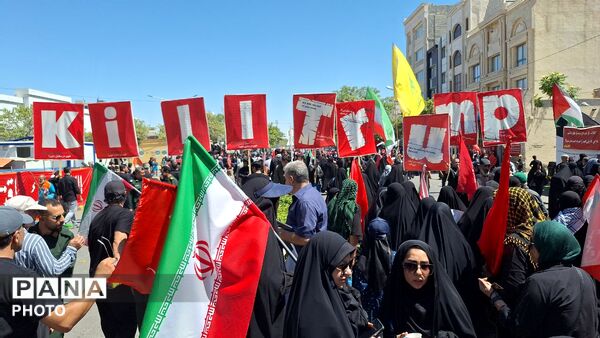 مشهد، در آغوشِ حرم، با رهبر شهید وداع کرد