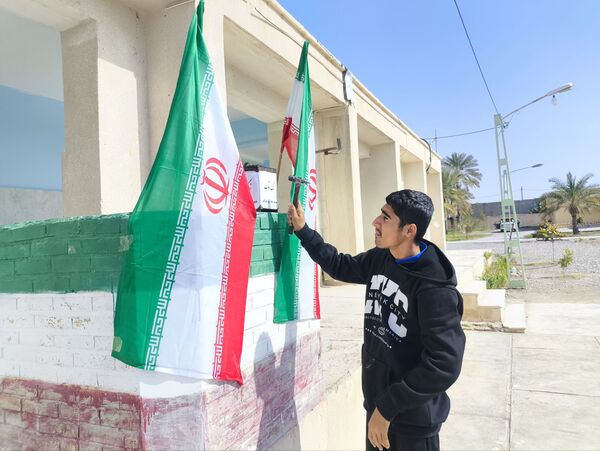 مدارس سندرک یکپارچه در شور انقلابی؛ زنگ انقلاب به صدا درآمد