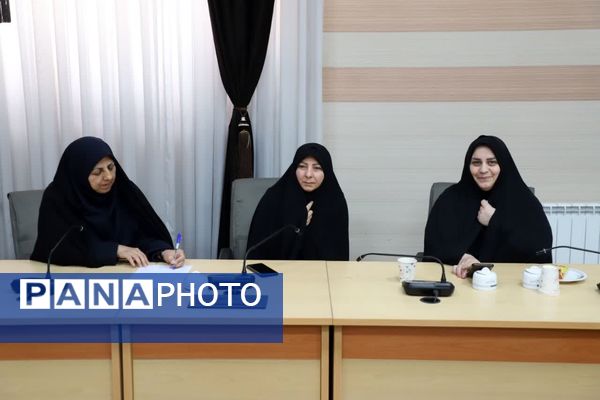 نشست هم‌اندیشی بانوان ستادی اداره‌کل آموزش و پرورش آذربایجان‌شرقی