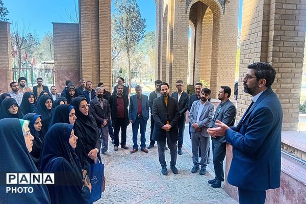 غبار روبی مزار شهیدان رجایی و باهنر با حضور وزیر آموزش و پرورش 