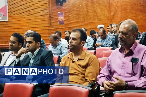 نشست هماهنگی مدیران ورامین برای برگزاری برنامه‌های یوم‌الله ۱۳ آبان