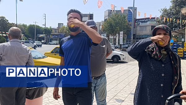 توزیع شربت و شیرینی به مناسبت میلاد پیامبر اسلام (ص) 