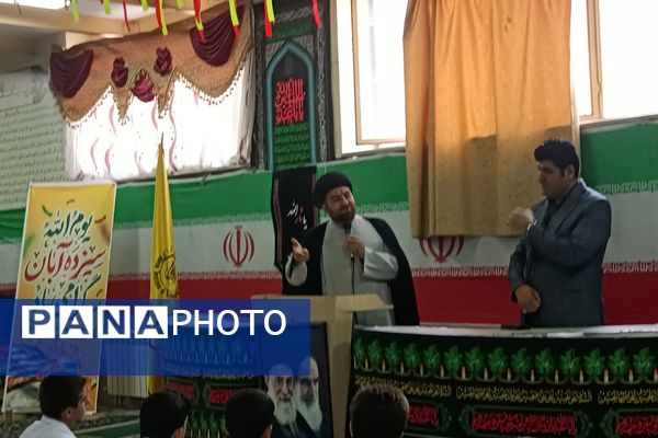 برگزاری مراسم هفته بسیج در هنرستان مجتمع فنی حرفه‌ای تهران در بهارستان‌دو