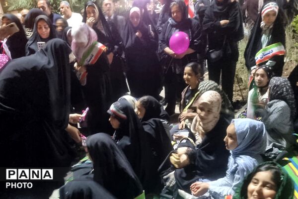 اهدای هدیه به دختران انقلابی دبستان حاتم ناحیه دو شهرری در میدان نماز 
