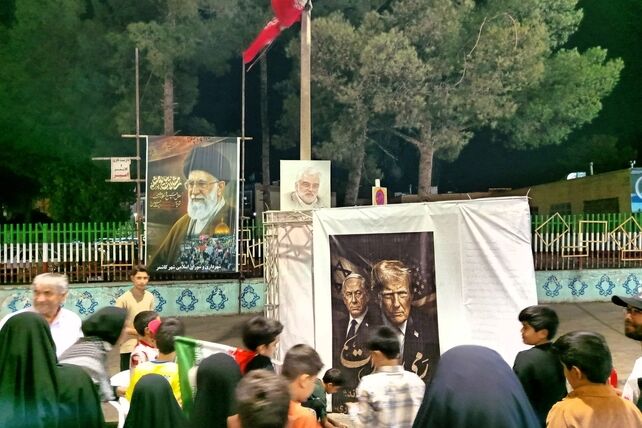 رمی جمرات با سنگ زدن به شیاطین زمان در کاشمر