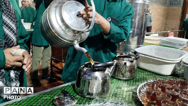 گذری بر غرفه دهه نودی ها و چایخانه حضرت زهرا(س)