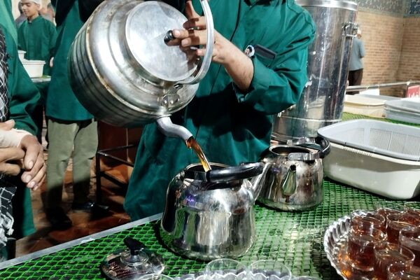گذری بر غرفه دهه نودی ها و چایخانه حضرت زهرا(س)