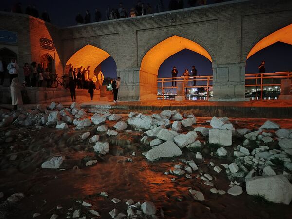جاری شدن آب در زاینده رود
