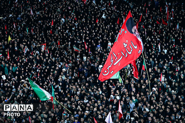 اقامه نماز بر پیکر مطهر رهبر شهید انقلاب در حرم مطهر رضوی-۲