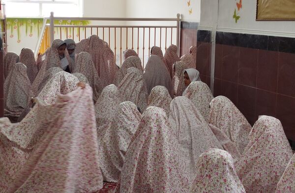 جشن عبادت دانش‌آموزان دختر در کانون فرهنگی تربیتی عاطفه شهرستان کاشمر 