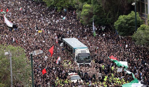 سیل خروشان زائران و مجاوران رضوی در مراسم تشییع پیکر شهدای خدمت