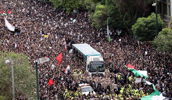 سیل خروشان زائران و مجاوران رضوی در مراسم تشییع پیکر شهدای خدمت