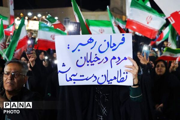 هنرمندان پای کار انقلاب