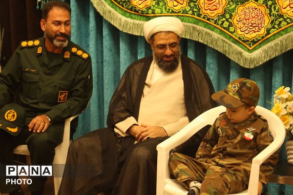 دیدار نماینده ولی فقیه و فرمانده سپاه همدان با خانواده شهدا