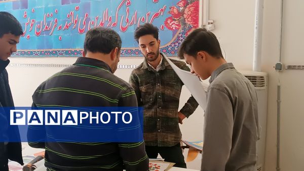 آماده‌سازی نمایشگاه انقلاب به‌‎مناسبت دهه فجر در دبیرستان شاهد ابوذر غفاری نیشابور 
