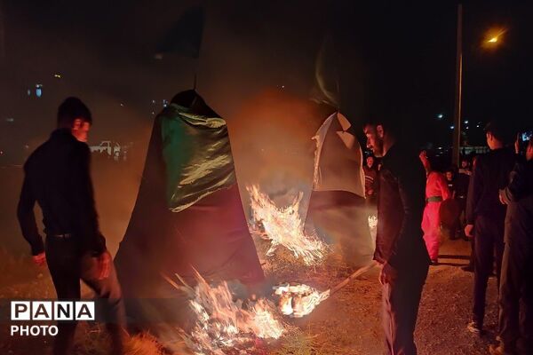 مراسم نمادین آتیش زدن خیمه ها در حسینیه شهدای شهر بار 