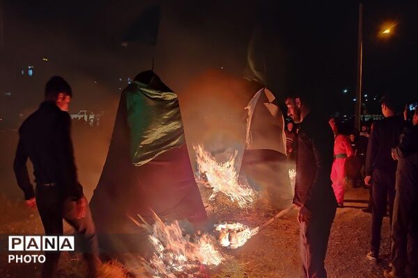 مراسم نمادین آتیش زدن خیمه ها در حسینیه شهدای شهر بار 