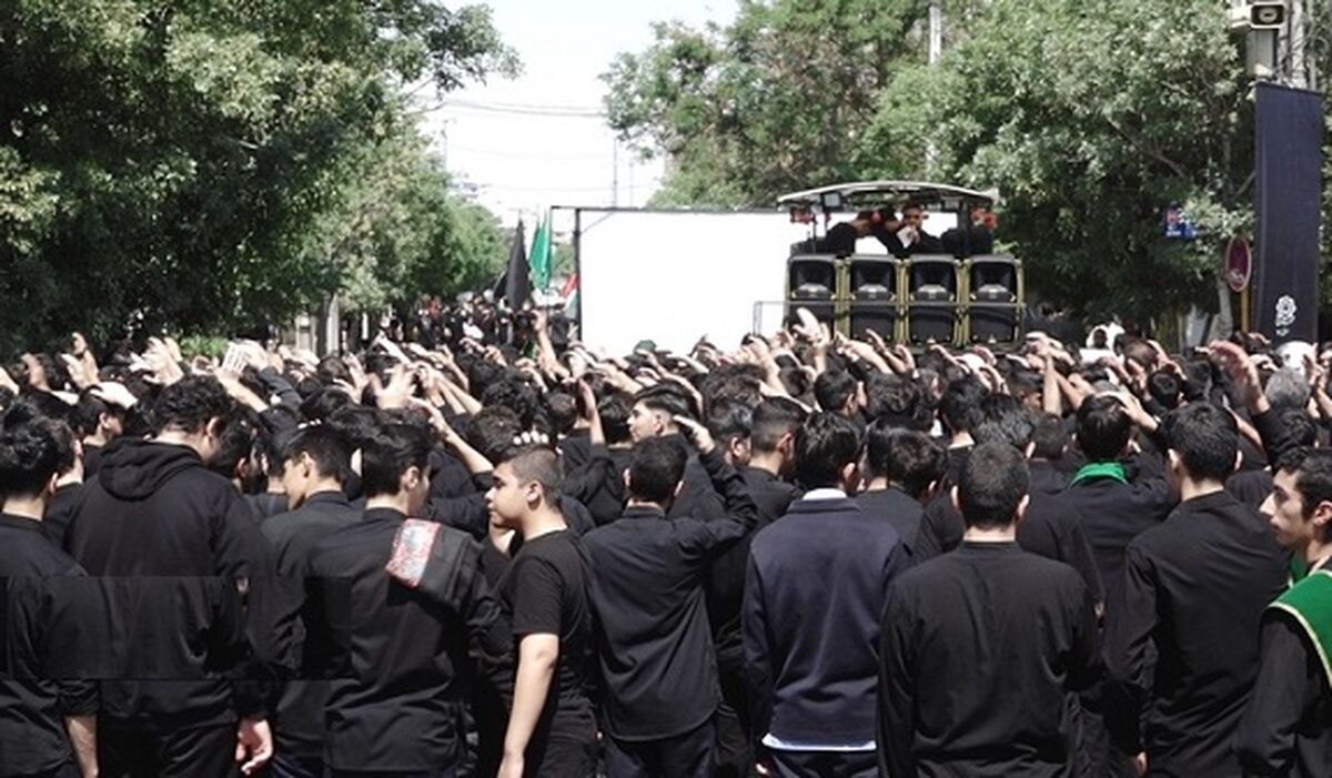 دسته عزاداری دانش‌آموزان دبیرستان امام صادق(ع) قم در سالروز شهادت رئیس مکتب جعفری

