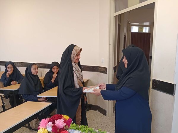 اهدای جوایز به دانش آموزان جدید الورود دبیرستان مادرمهربان خلیل آباد