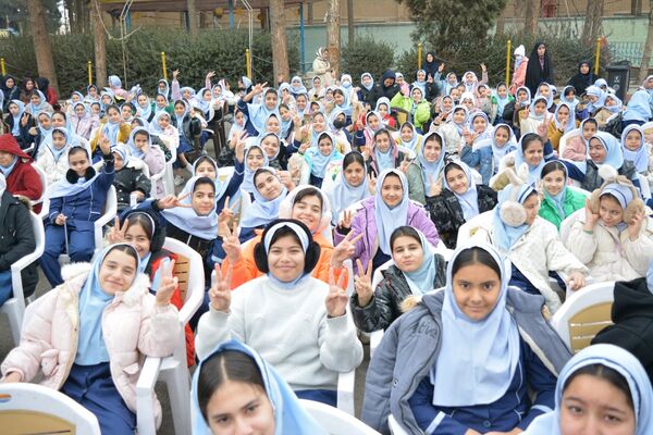 حضور خادمان رضوی در مدرسه قدر بهارستان‌دو