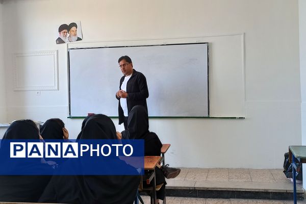 گرامیداشت هفته نیروی انتظامی در مدرسه یادگار امام ورامین