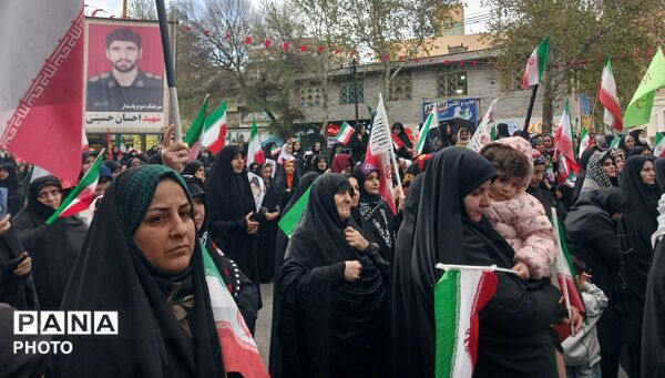 زنان غیوردوشادوش مردان، زنان لر خرم‌ آباد آماده دفاع از میهن 