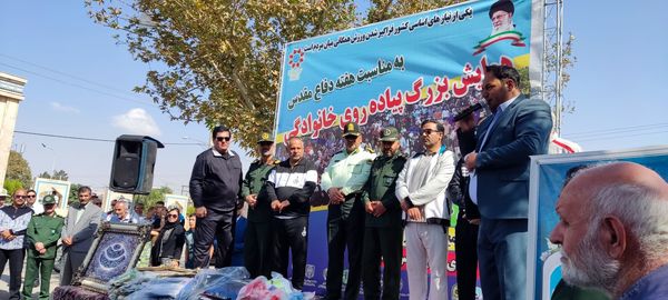 همایش پیاده‌روی خانوادگی به‌مناسبت هفته دفاع مقدس در نیشابور