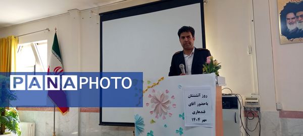 حضور آتش نشان به مناسبت وز آتش نشان و ایمنی در مدرسه نمونه دولتی وکیلی ۱۰