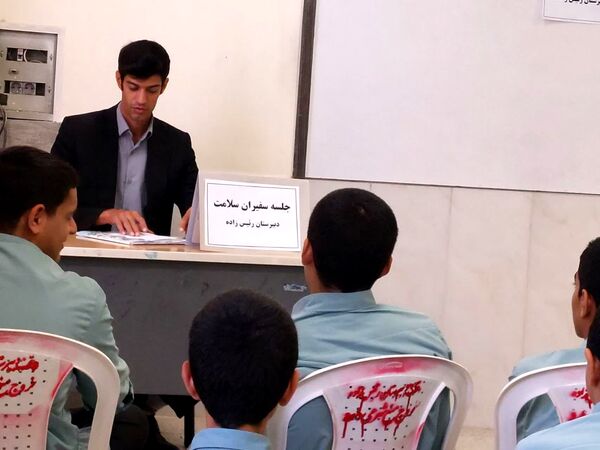 جلسه سفیران سلامت در دبیرستان رئیس زاده شهرستان خلیل آباد 