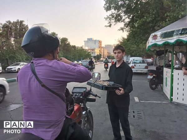 ایستگاه صلواتی دهه اول ماه صفر در مقابل فاطمیه تهران به همت نوجوانان آرمانی برپا شد