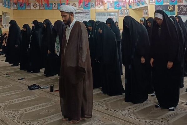 برپایی اولین نماز جماعت در اردوی راهیان نور دانش‌آموزان دختر شهرری