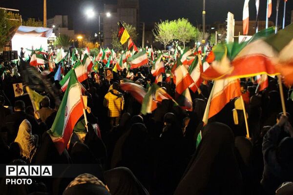 استقبال مردم قرچک از حضور مدیرکل روابط‌عمومی صدا و سیما در اجتماع شبانه