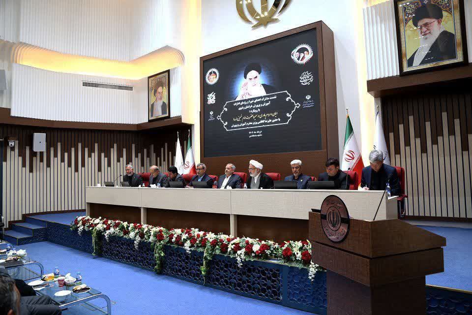 نشست مشترک اعضای شورا و روسای ادارات آموزش و پرورش در استانداری خراسان‌رضوی 