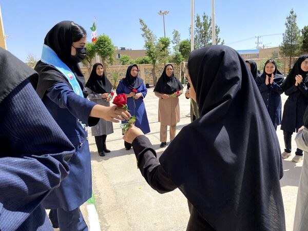 معلمان، مشعل‌داران راه آگاهی در آیینه‌ مهر و خرد