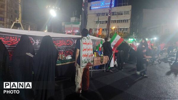 سفره حضرت رقیه(س) دل‌های عشاق را در میدان جمهوری گردهم آورد