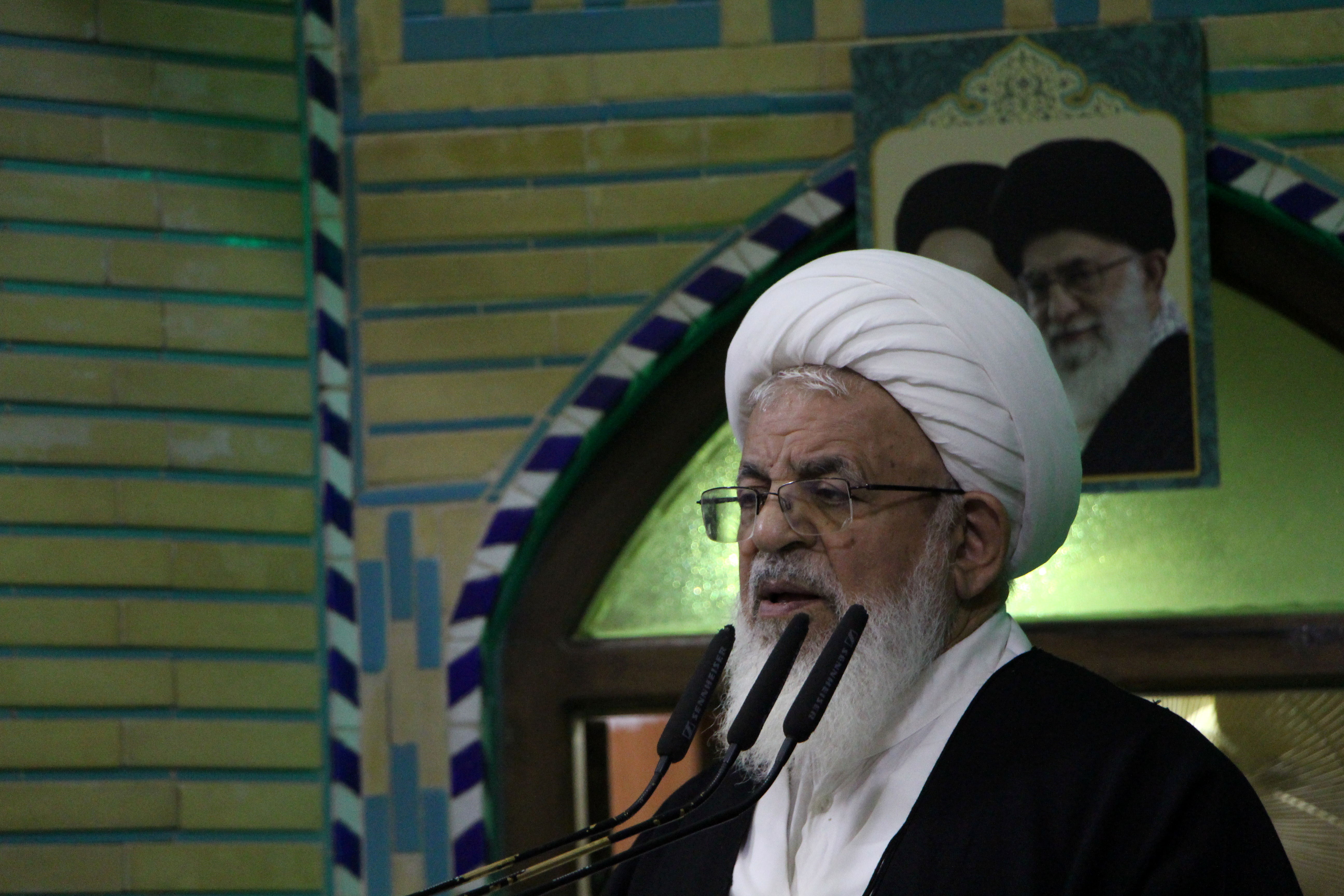 کلید حل مشکلات در تقوا و یاد خداست  