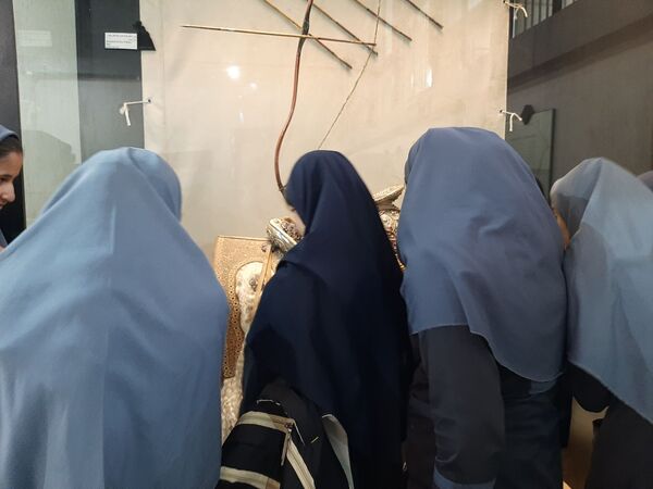 بازدید دانش آموزان  دبیرستان عصمتیه ناحیه پنج از باغ نادری 