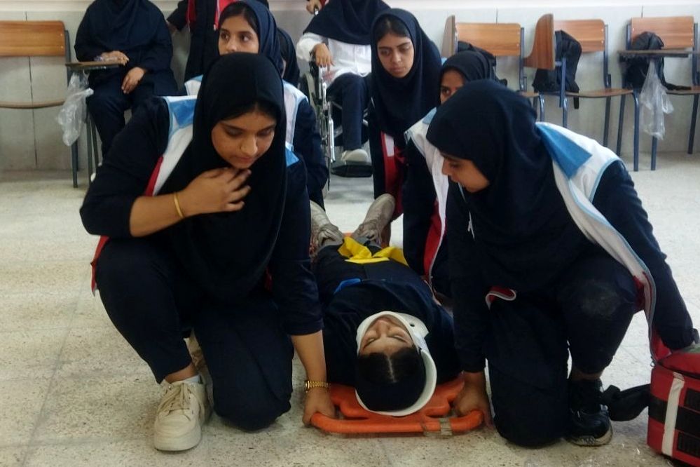 بیست و ششمین مانور زلزله و ایمنی در مدرسه دخترانه شهید رضا زارعی بندرعباس