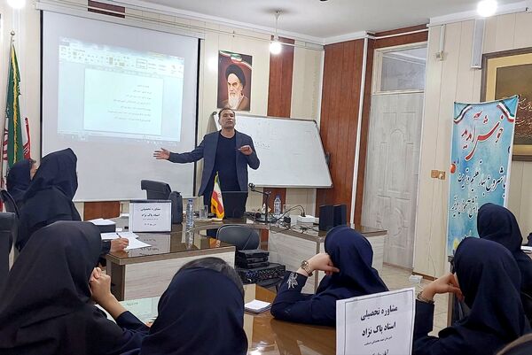 کارگاه مشاوره تحصیلی در دبیرستان دخترانه شهید محمدتقی دستغیب ناحیه 3 شیراز