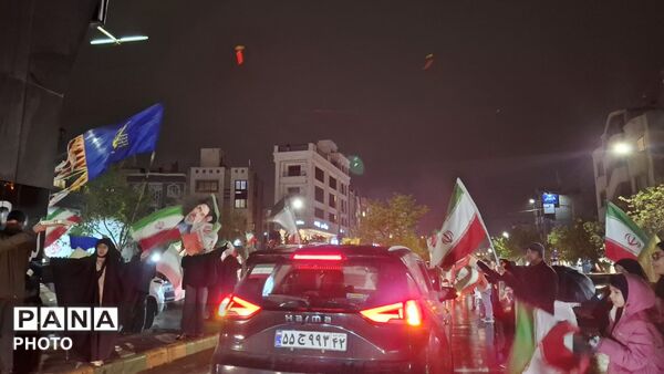 اجتماع پرشور مردم مشهد در خیابان هاشمیه با وجود بارش باران