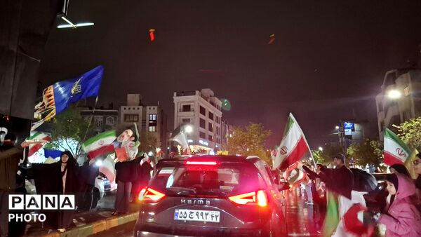 اجتماع پرشور مردم مشهد در خیابان هاشمیه با وجود بارش باران