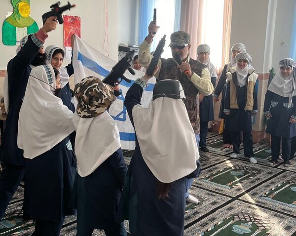 گرامیداشت پنجمین سالگرد شهادت سردار دلها در مدارس پردیس 