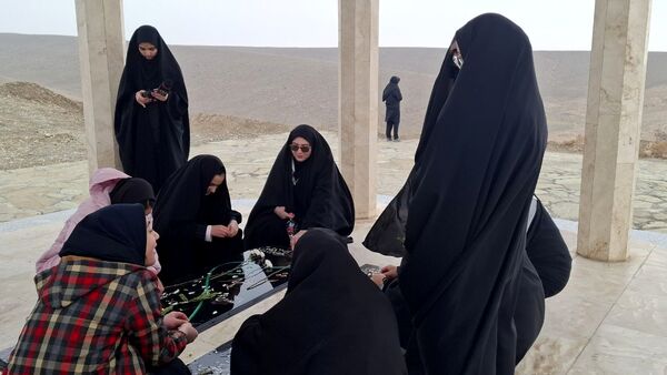 غبارروبی و عطر افشانی مزار شهدای گمنام شهر کهک 