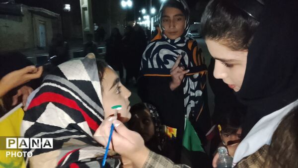نقش زیبای پرچم ایران بر دستان کودکان حاج قاسم 