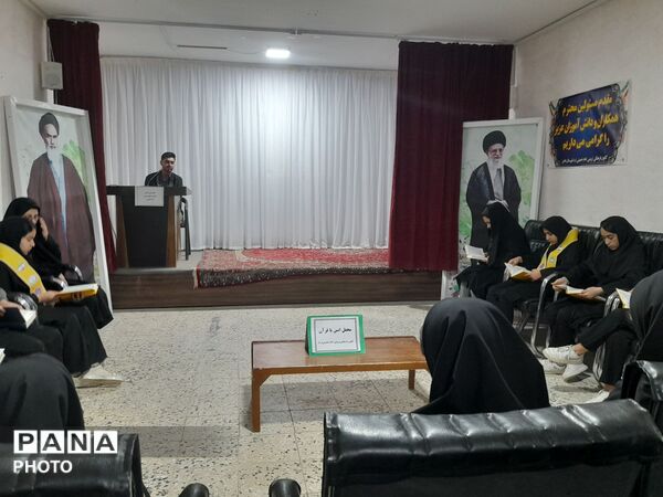 بازدید دانش آموزان  آموزشگاه تکتم از نمایشگاه کانون امام خمینی (ره) 